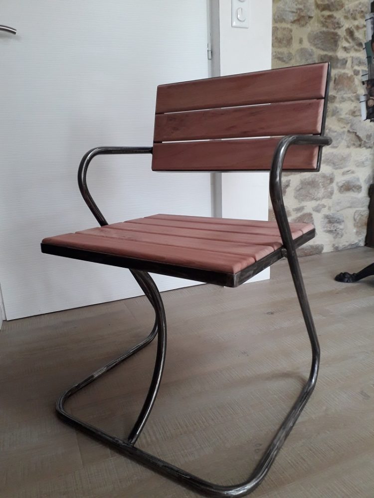 Chaise design en sequoia créée et réalisée par Anthony Hautbois, créateur de mobilier chez Bois et Fer Création à Arradon dans le Morbihan.